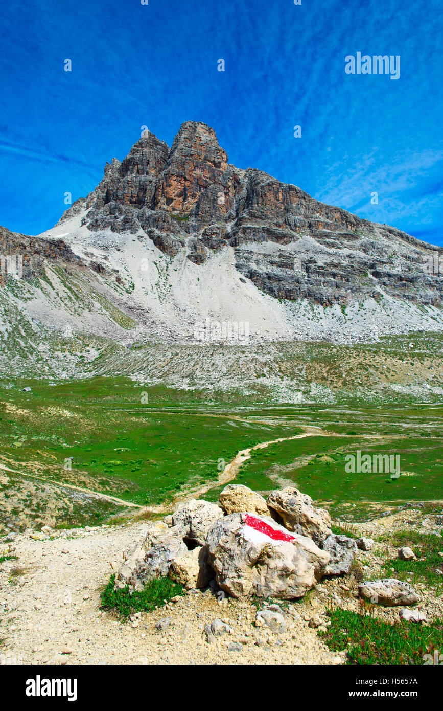 Contrassegno rosso sulla roccia al sentiero di montagna Foto Stock