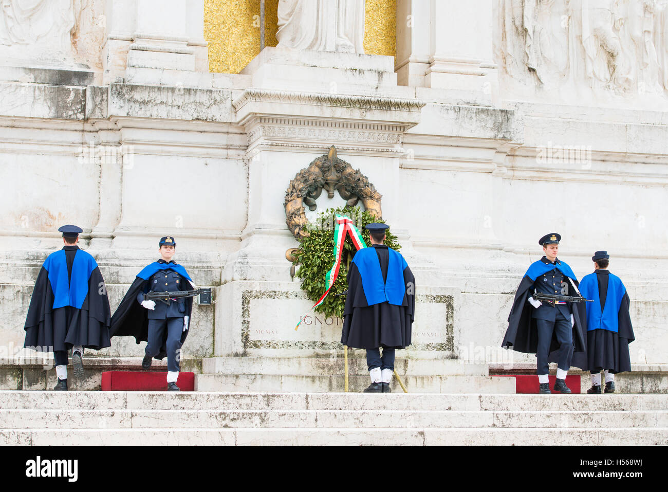 Roma,Italia-marzo 24,2015: il cambio della guardia al monumento del milite ignoto nell altare della patria in Roma Foto Stock
