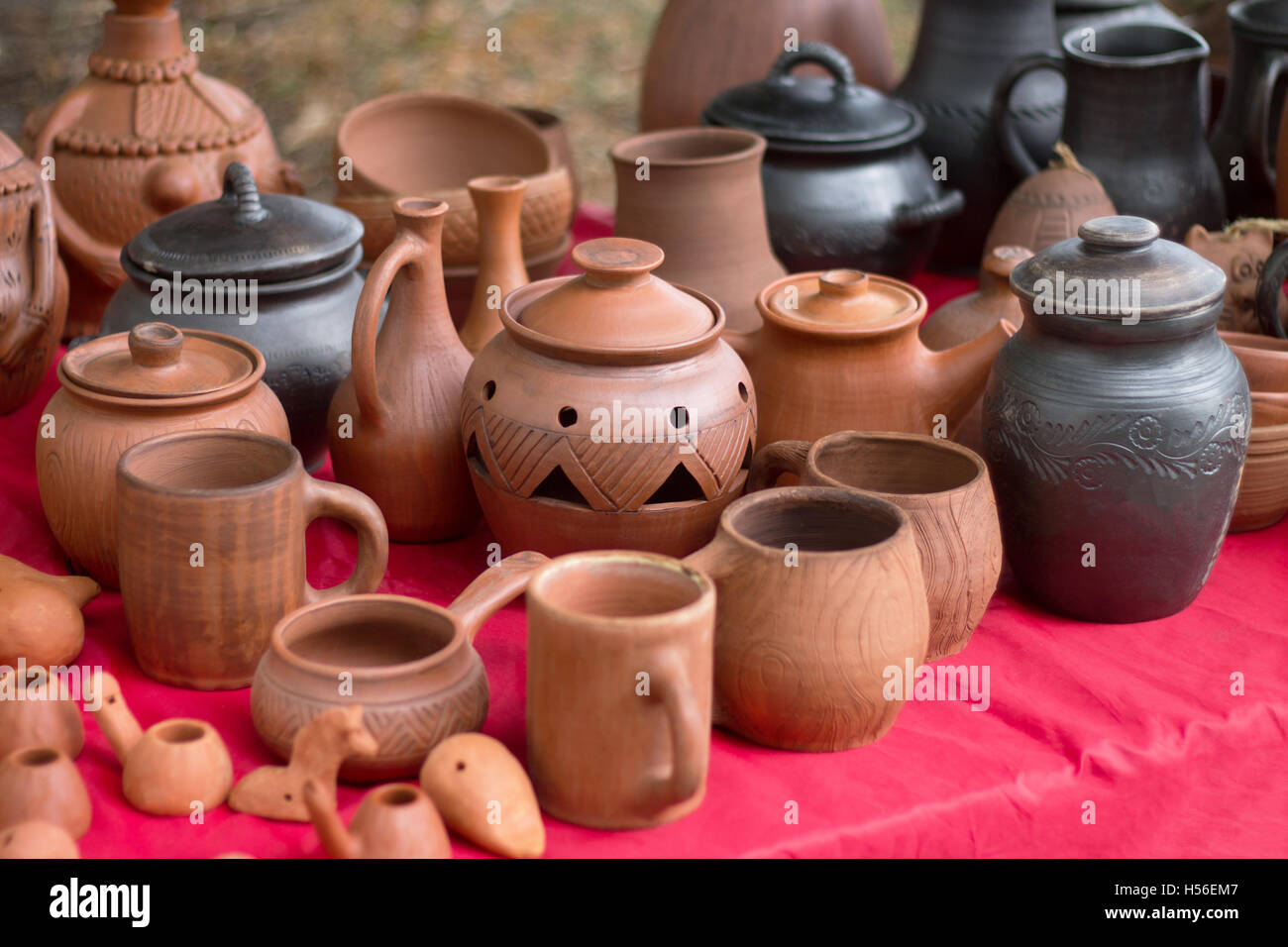 Set di argilla di piatti di argilla, ceramica. Foto Stock