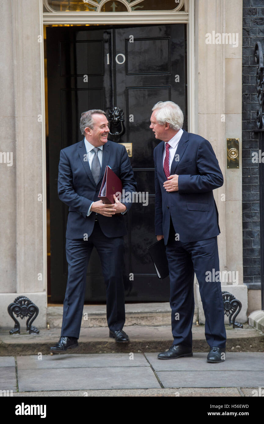 Downing Street.riunione del gabinetto.Pic mostra Liam Fox il commercio internazionale Segretario e David Davies il Segretario Brexit Foto Stock
