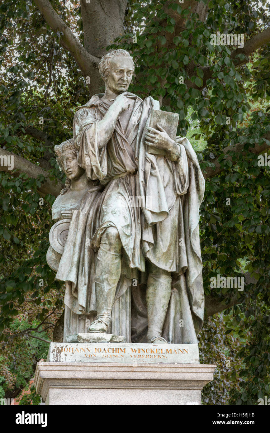 Monumento a archeologo Johann Joachim Winckelmann, di Ludwig Wichmann, 1859, Stendal, Sassonia-Anhalt, Germania Foto Stock