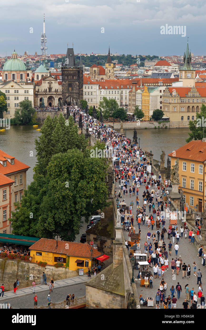 Charles Bridge, Karlův più, vista dalla torre del ponte di Mala Strana moldava, Praga, Repubblica Ceca Foto Stock