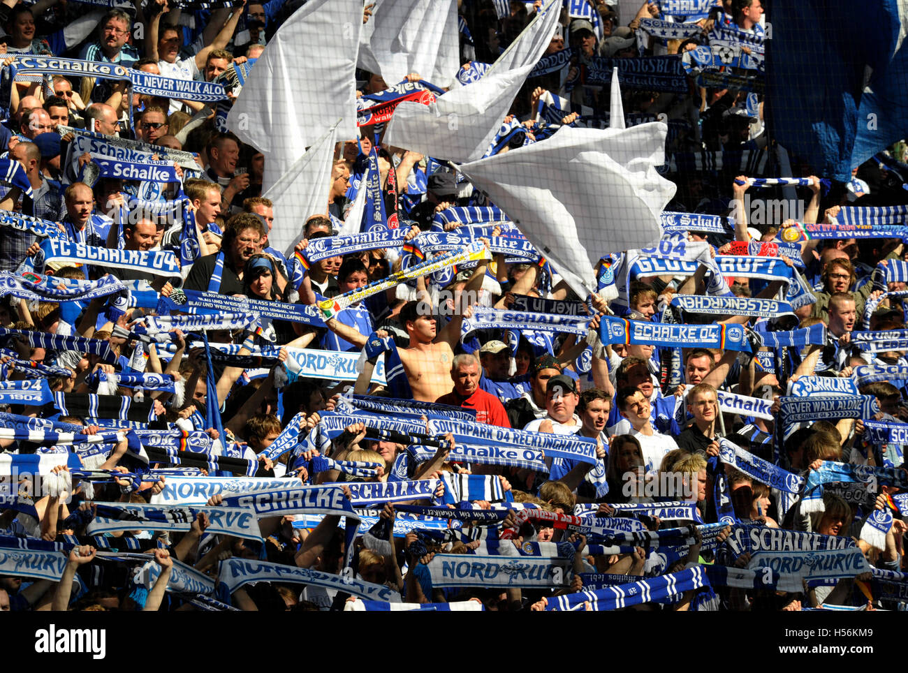 Schalke soccer fans in piedi la Nordkurve blocco della ventola, Gelsenkirchen, Renania settentrionale-Vestfalia Foto Stock