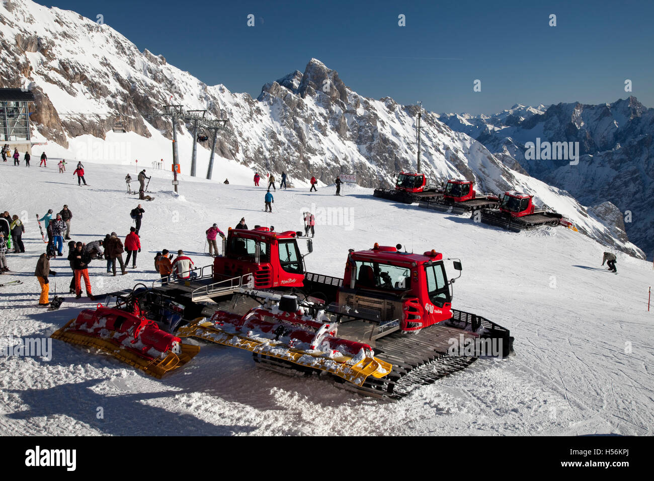 Veicoli cingolati, inverno, altopiano Zugspitzplatt, Mt Zugspitze, Bavaria Foto Stock