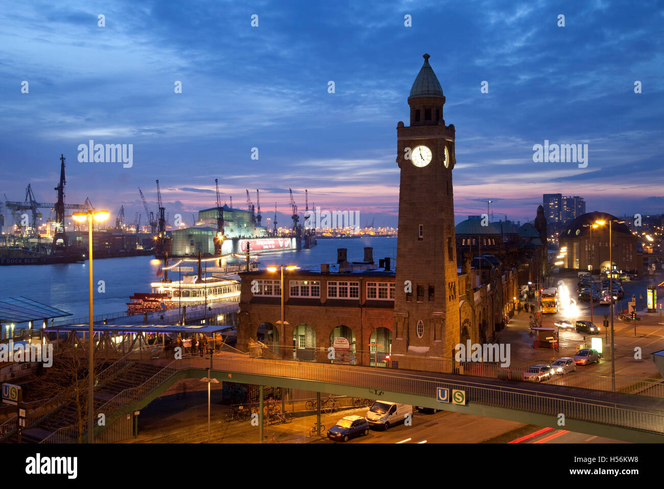 Ponti di imbarco, porto, crepuscolo, Amburgo Foto Stock