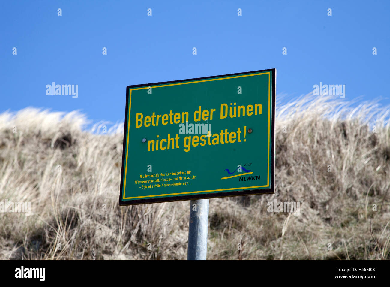 Segnale di divieto, 'Betreten der Duenen nicht gestattet', tedesco per "tenere lontane le dune", il Wadden Sea National Park di minore Foto Stock