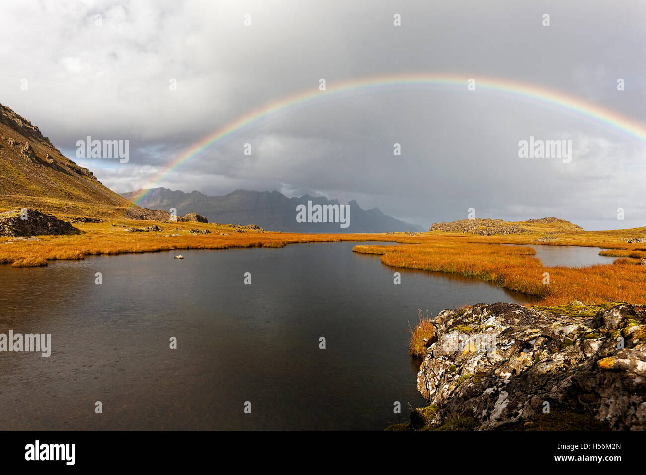 Rainbow oltre il paesaggio, Oriente Islanda, Atlantico del Nord, Europa Foto Stock