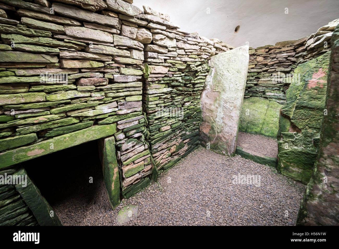 L'interno del Neolitico Unstan chambered cairn sulla terraferma e Isole Orcadi Scozia, Regno Unito Foto Stock