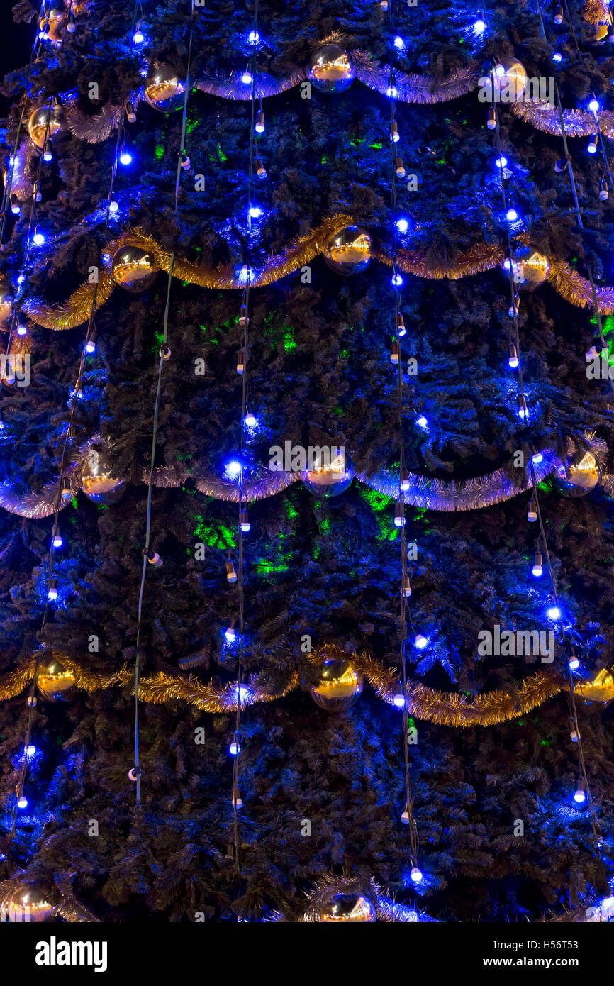 Decorazione per albero di natale con la sfera, garland e luci blu Foto Stock