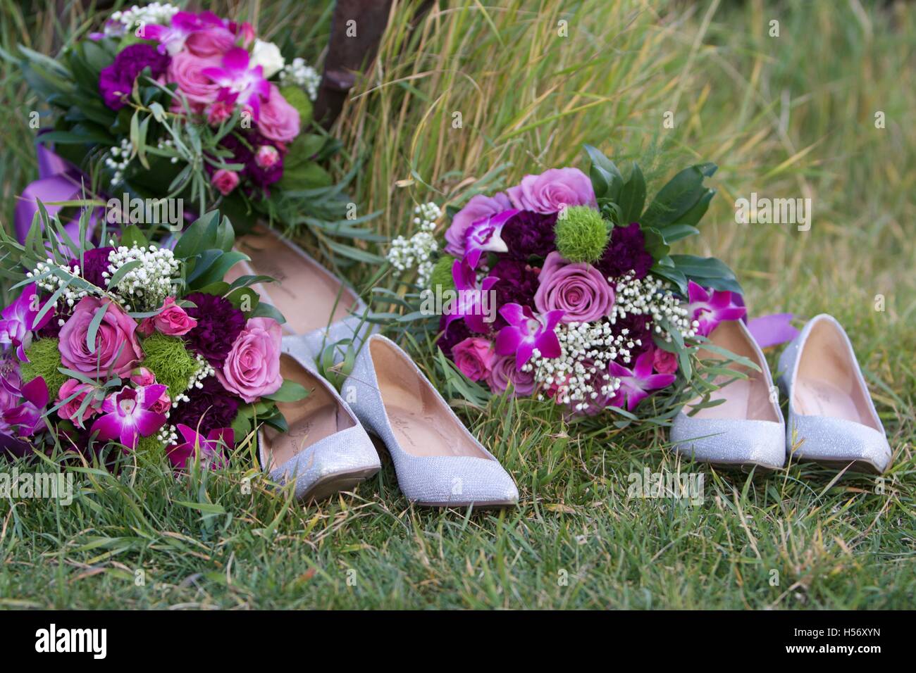 La festa di nozze prende il via le scarpe per rilassarsi per un po' di tempo prima del loro ritorno per la cena formale e discorsi. Foto Stock