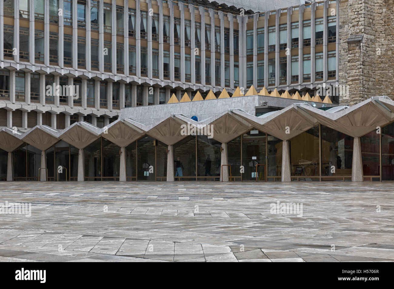 London, Regno Unito - Aprile 2016: Street View di un ufficio ai prodotti commerciali edificio. Entrata principale Foto Stock