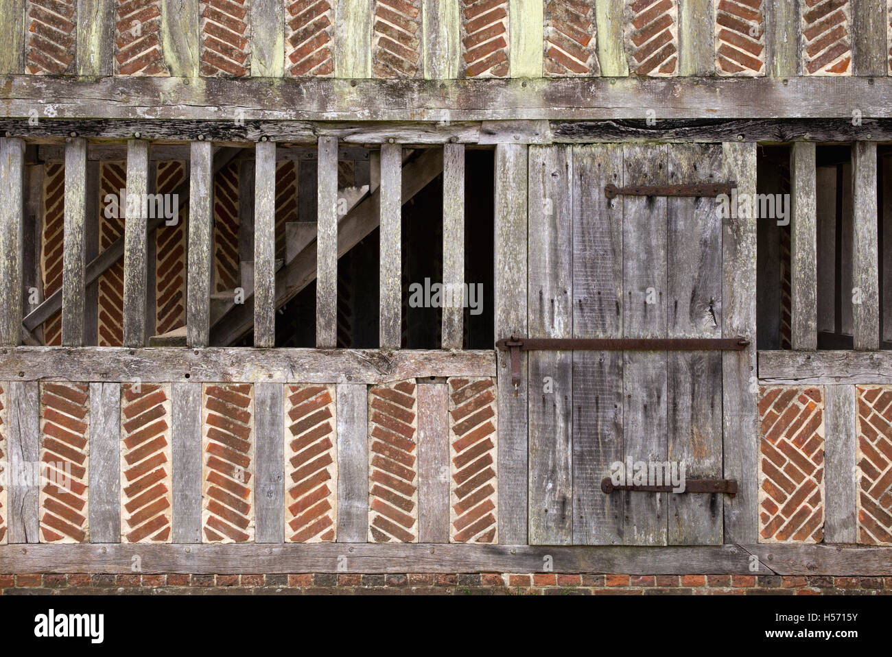 Telaio in legno e mattoni sala del mercato al dettaglio del Weald and Downland Open Air Museum, Singleton, Sussex, Inghilterra Foto Stock
