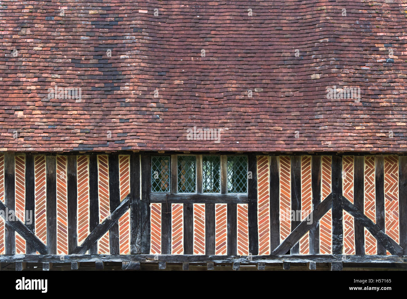Telaio in legno e mattoni sala del mercato al dettaglio del Weald and Downland Open Air Museum, Singleton, Sussex, Inghilterra Foto Stock