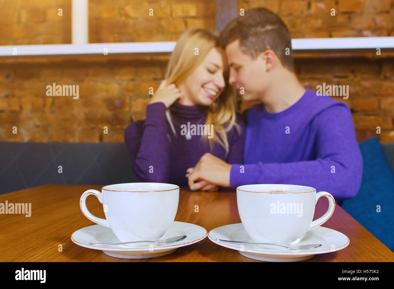 Amorevole coppia giovane seduto nella caffetteria Foto Stock