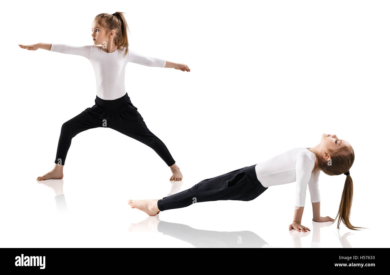 Bambina facendo esercizi yoga Foto Stock