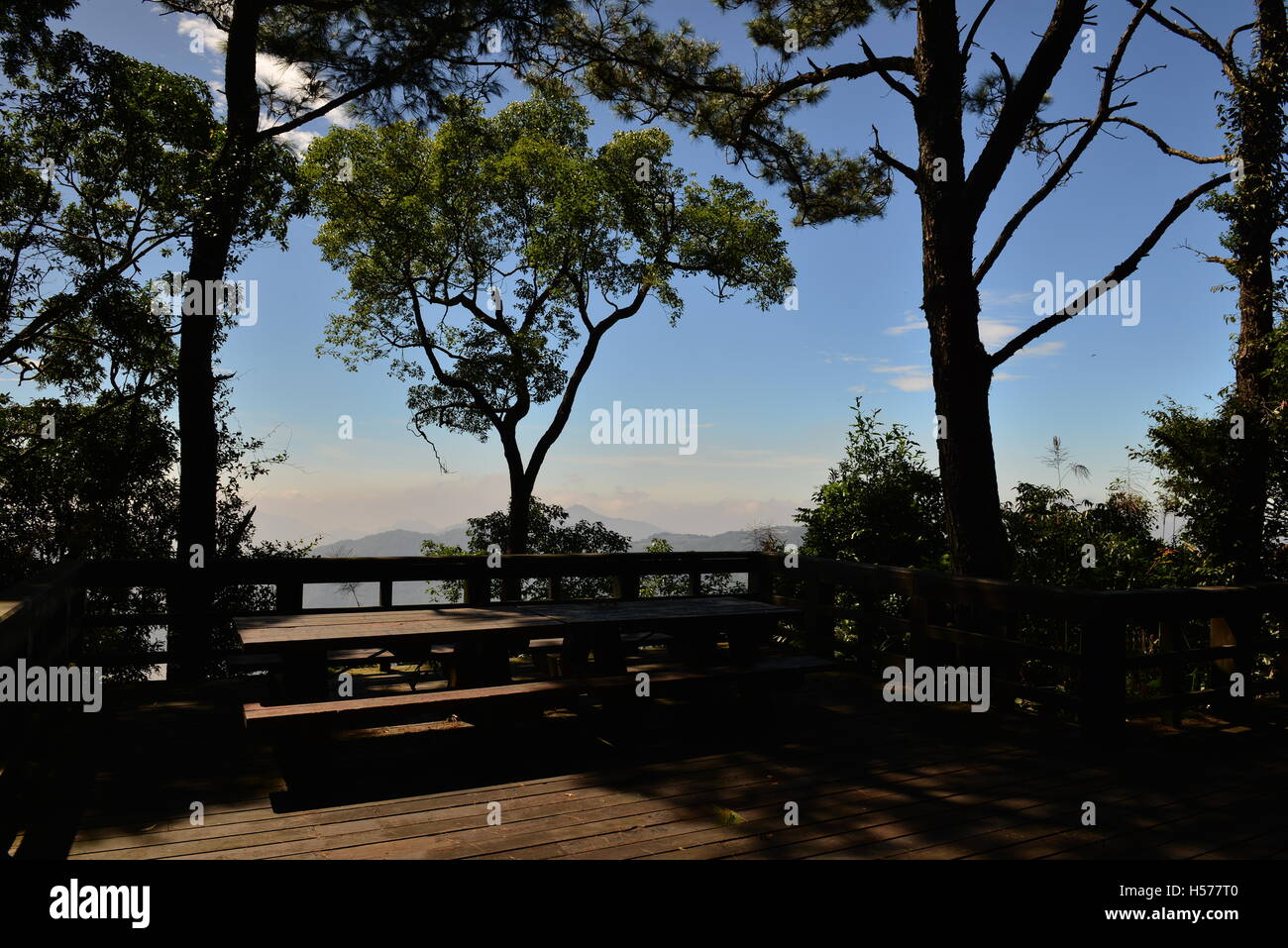 Un cielo chiaro; un cielo privo di nuvole; un cielo luminoso Foto Stock