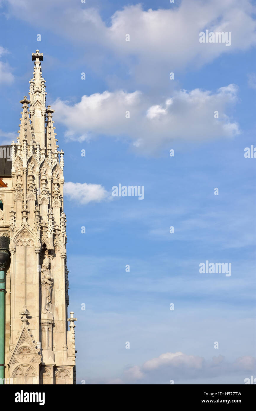 Dettaglio della bellissima gotica pinnacle dalla chiesa di San Mattia, nel centro storico di Budapest, con cielo nuvoloso e spazio di copia Foto Stock