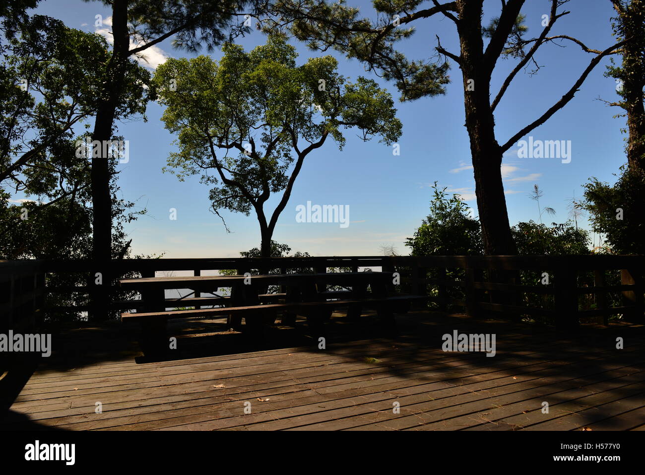 Un cielo chiaro; un cielo privo di nuvole; un cielo luminoso Foto Stock