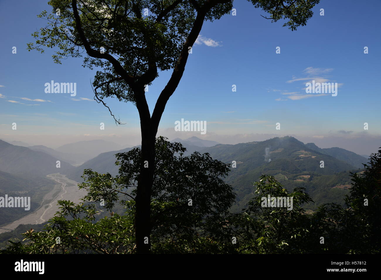 Un cielo chiaro; un cielo privo di nuvole; un cielo luminoso Foto Stock
