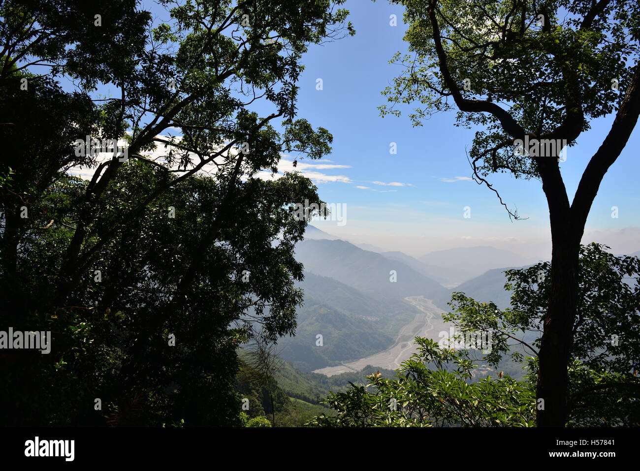Un cielo chiaro; un cielo privo di nuvole; un cielo luminoso Foto Stock
