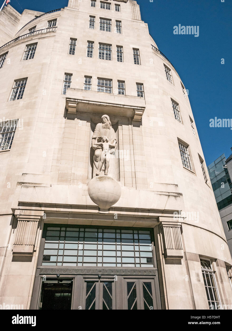 BBC Broadcasting House London UK costruito in Langham Place 1932 In stile Art Deco con scultura Eric Gill di Prospero E Ariel Foto Stock