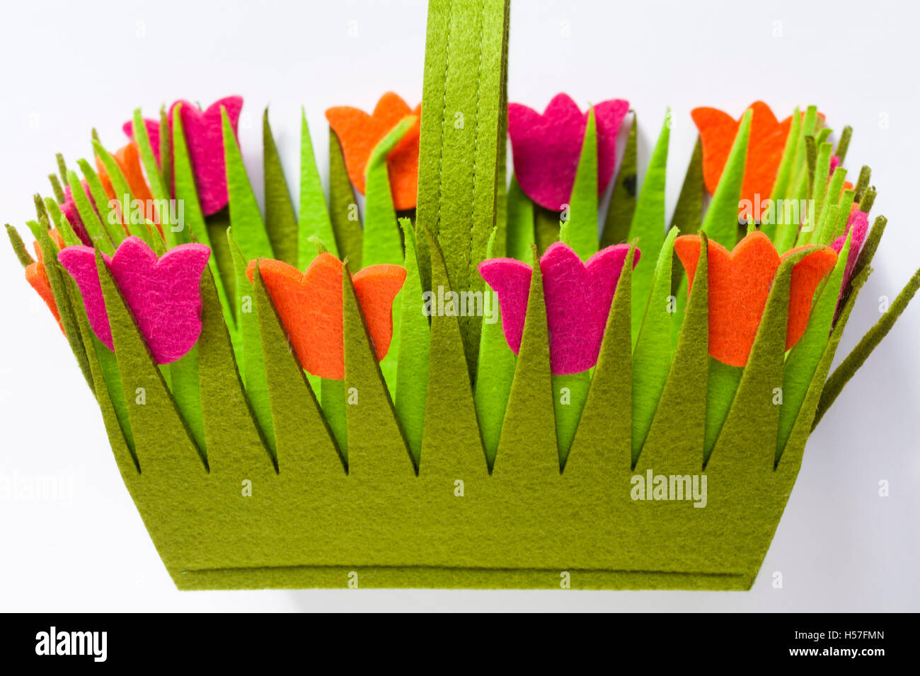 Feltro colorato tulip cesto su sfondo bianco Foto Stock