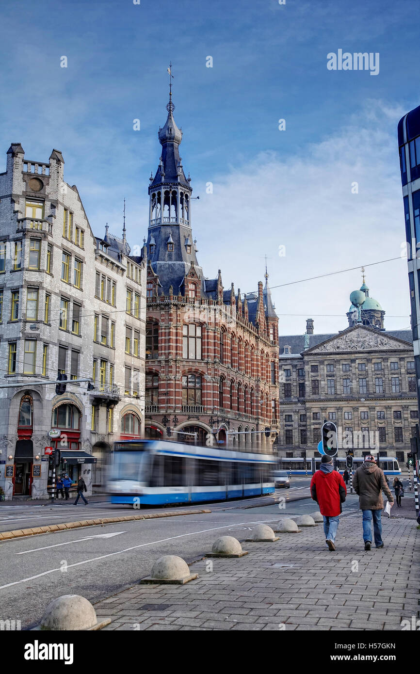 Il tram sulla strada a Rozengracht Street, la fermata di piazza Dam, Amsterdam, Paesi Bassi. Foto Stock