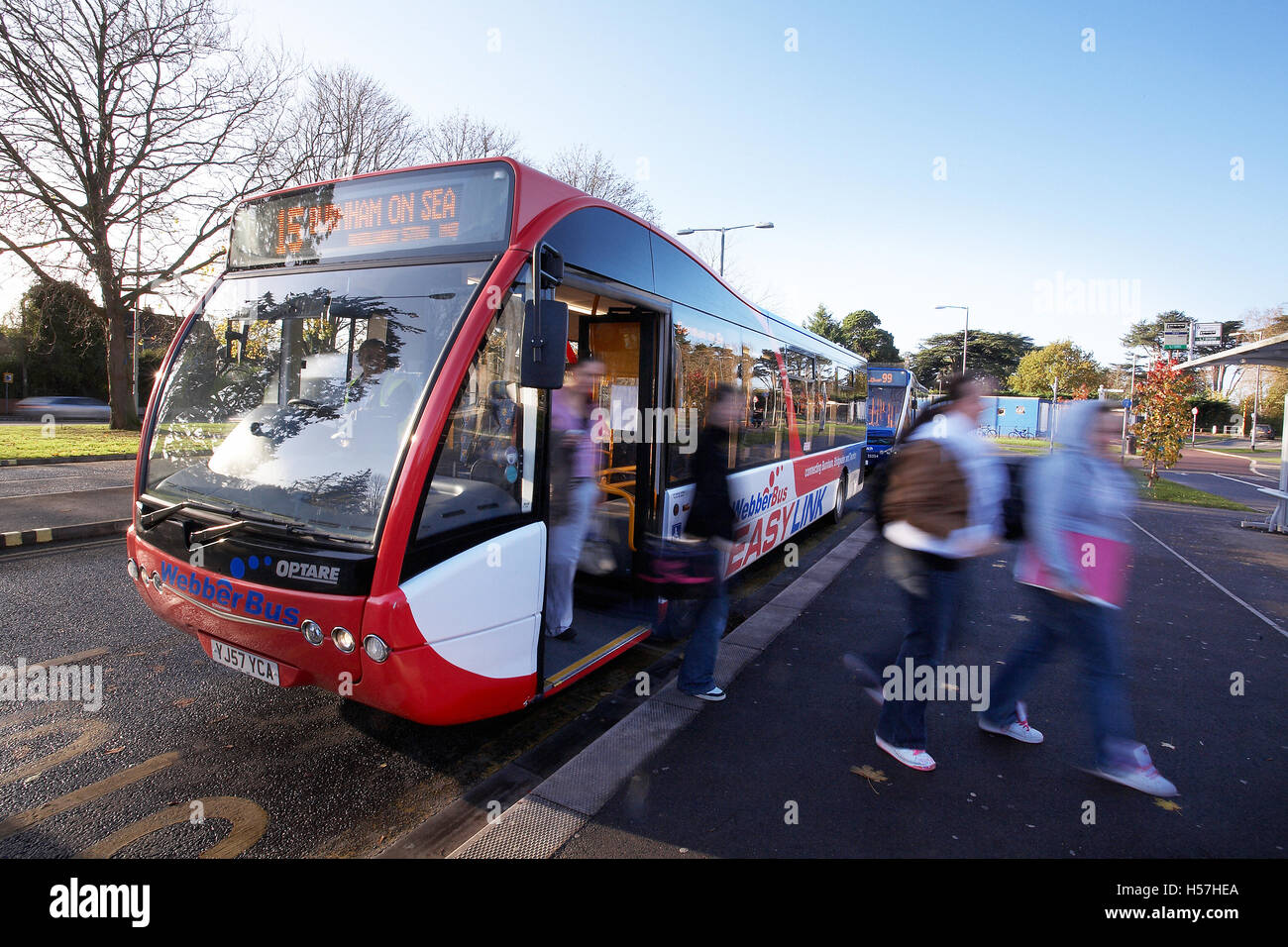 Autobus a Somerset college Inghilterra,UK far cadere gli studenti. Foto Stock