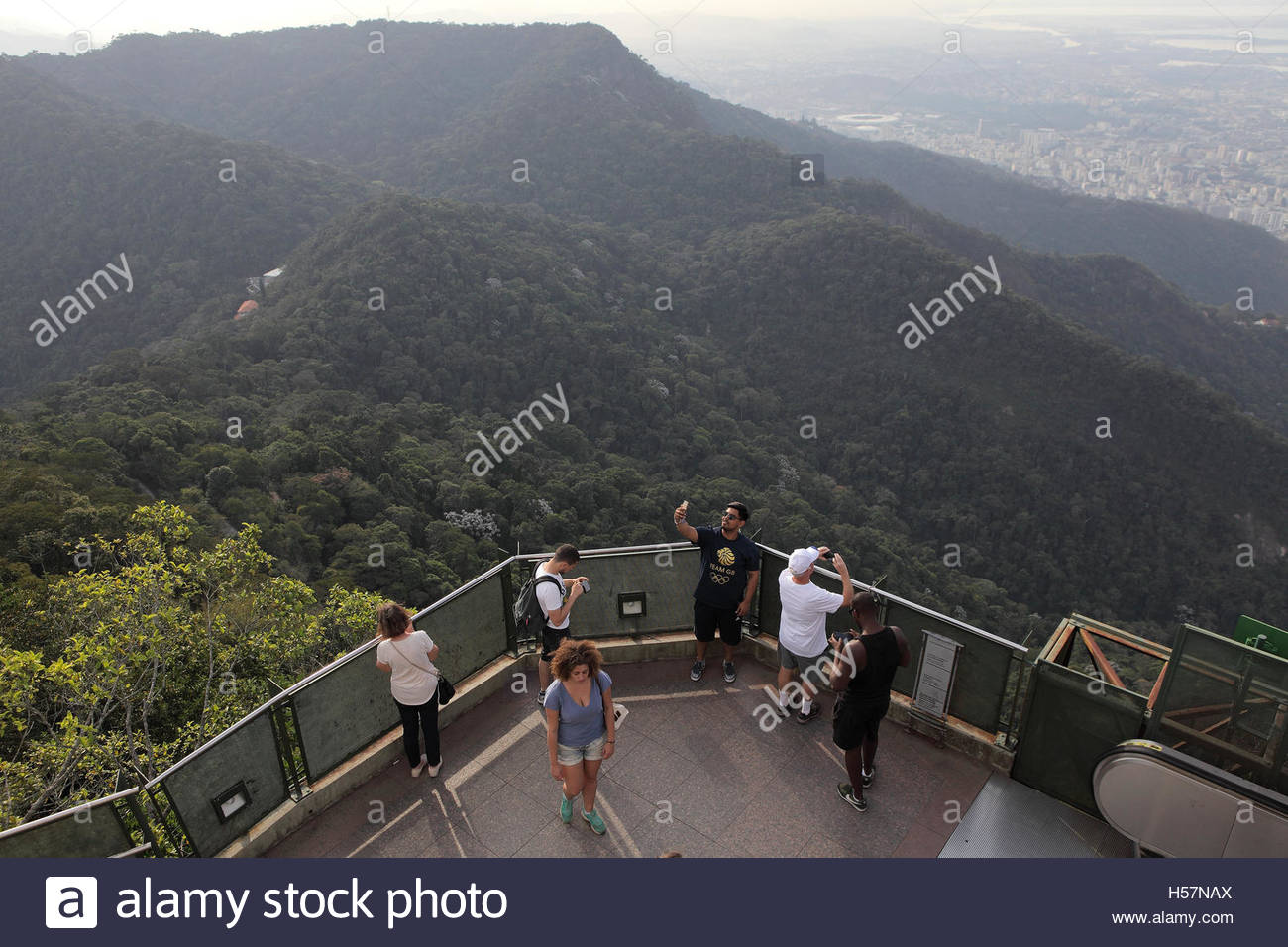 I turisti su una piattaforma di osservazione presso il sito della statua del Cristo Redentore, Rio de Janeiro, Brasile Foto Stock