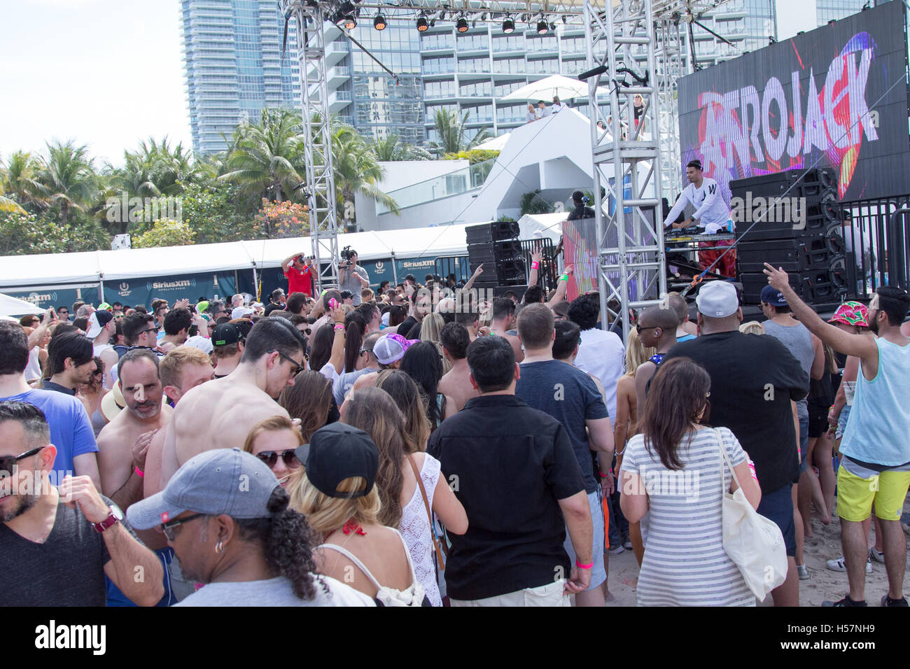 La folla di spettatori guardando Afrojack al Sirius XM Music Lounge per il 18 marzo 2016 al 1 Hotel South Beach presso il Beach Club privato in Miami Beach Foto Stock