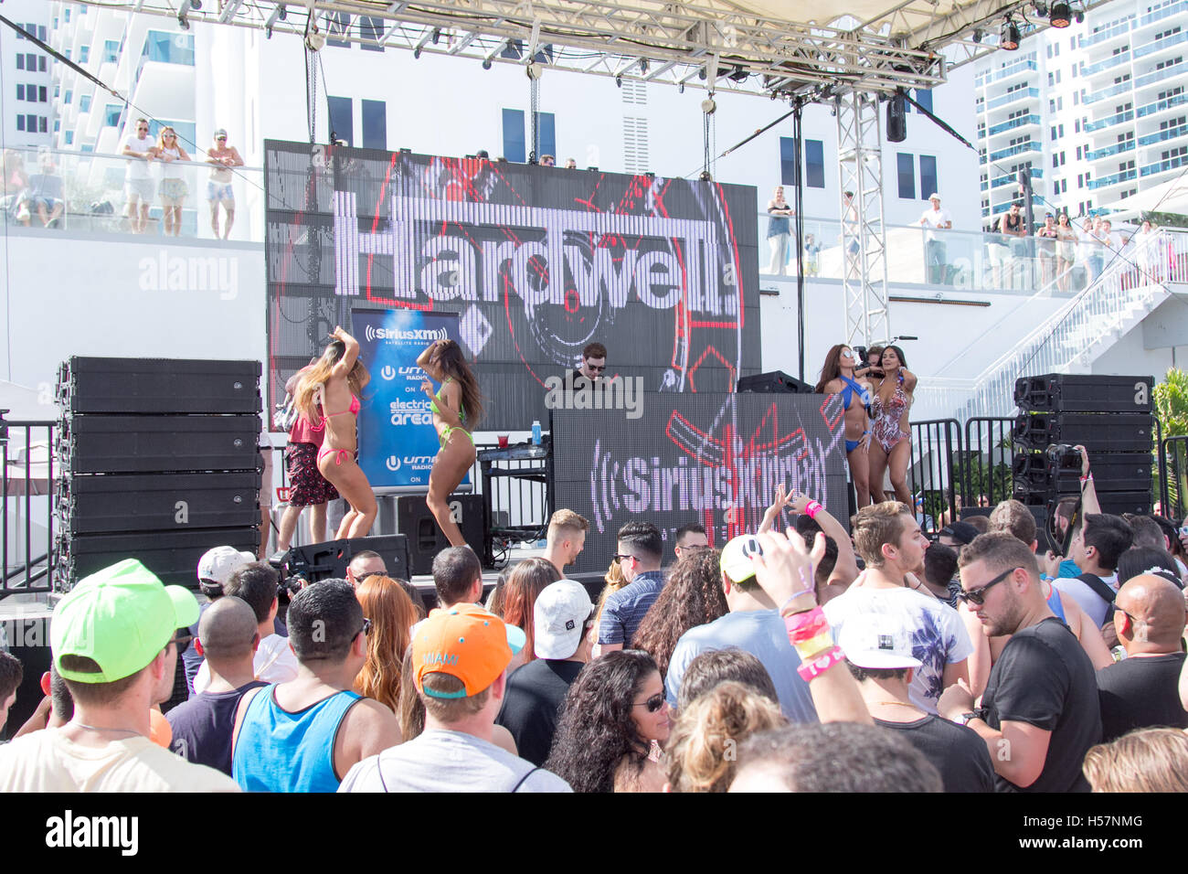 La folla di spettatori guardando Hardwell al Sirius XM Music Lounge per il 18 marzo 2016 al 1 Hotel South Beach presso il Beach Club privato in Miami Beach Foto Stock