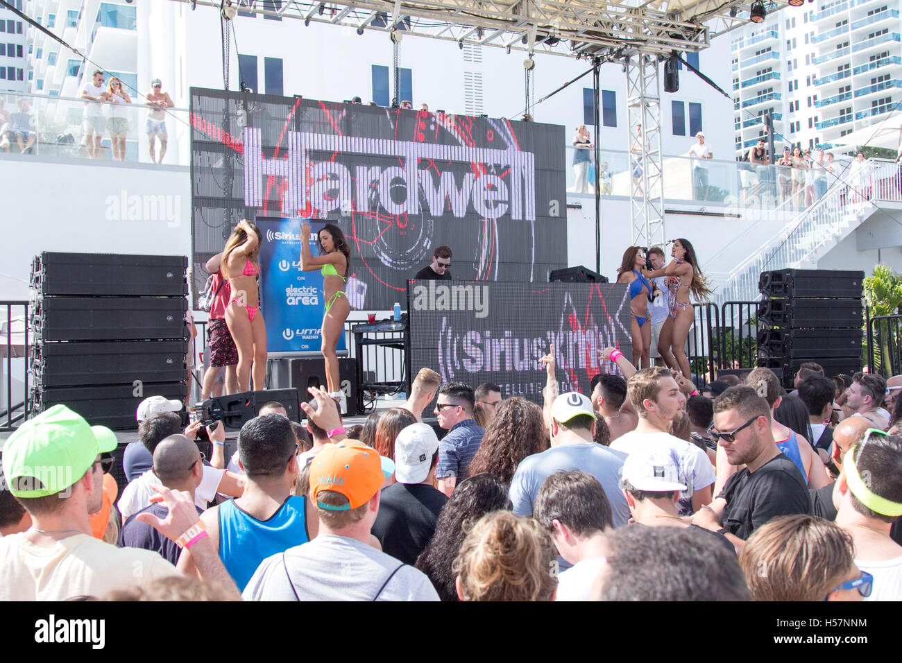 La folla di spettatori guardando Hardwell al Sirius XM Music Lounge per il 18 marzo 2016 al 1 Hotel South Beach presso il Beach Club privato in Miami Beach Foto Stock