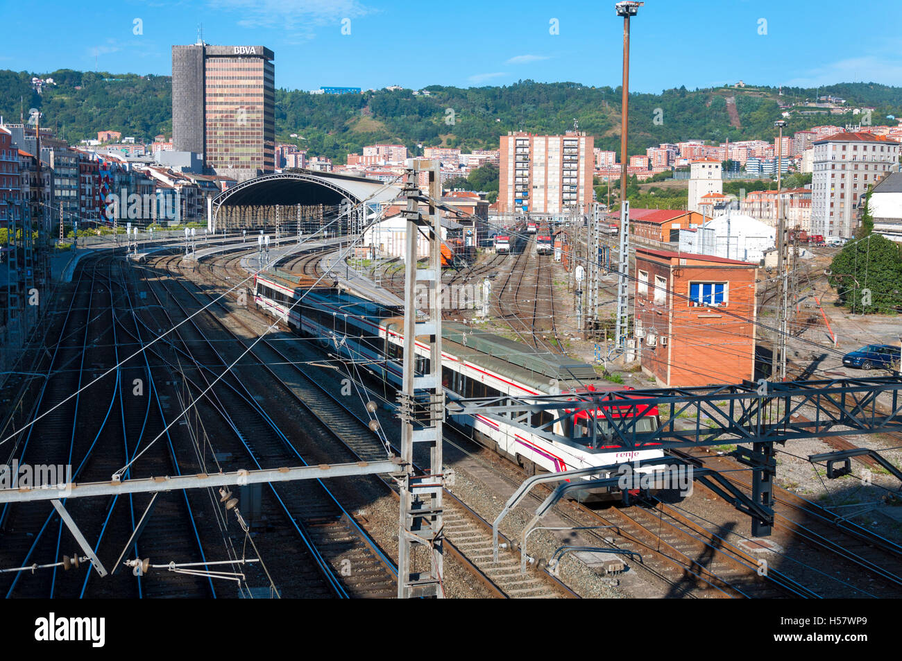 Il treno parte Bilbao stazione ferroviaria, Paesi Baschi Foto Stock