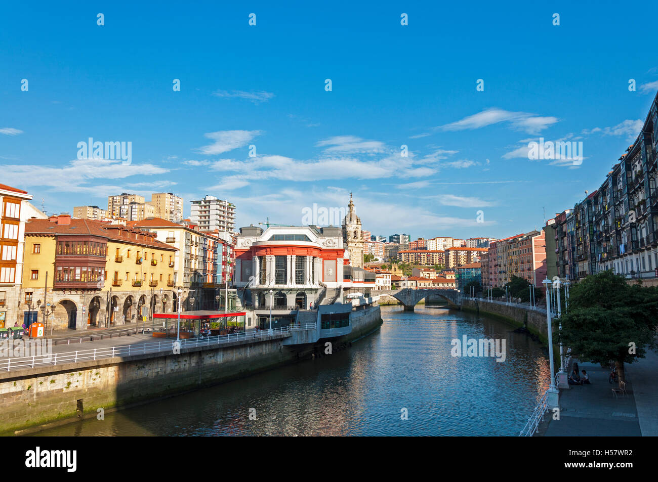 Bilbao baschi regione Spagna. Architettura e fiume Foto Stock