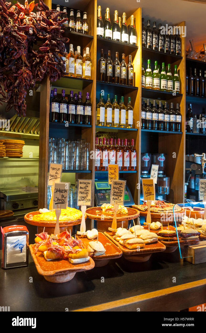 Zaharra Bar Caffetteria Enoteca su Plaza Nueva, o Plaza Barria in lingua basca, Bilbao, Spagna Foto Stock