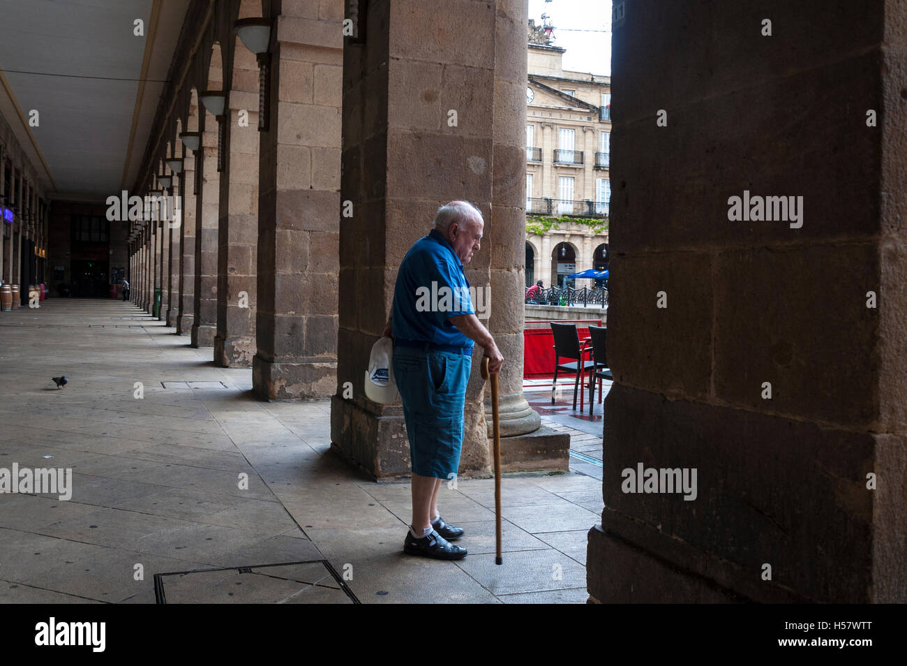 Senior uomo sulla Plaza Nueva, o Plaza Barria in lingua basca, Bilbao, Spagna Foto Stock