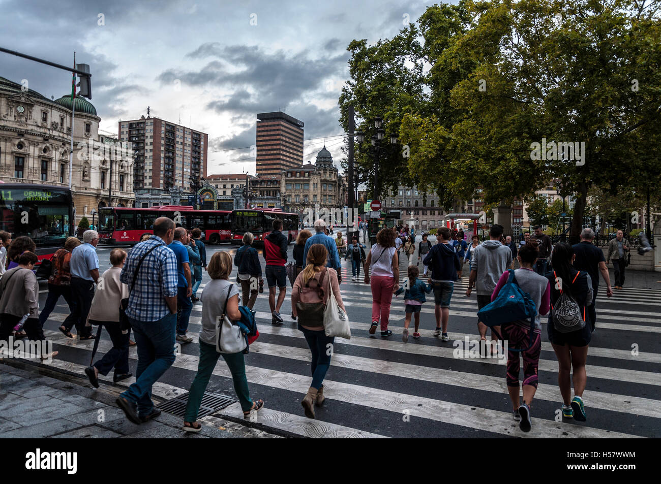 Le persone che attraversano la strada a Bilbao, Spagna Foto Stock