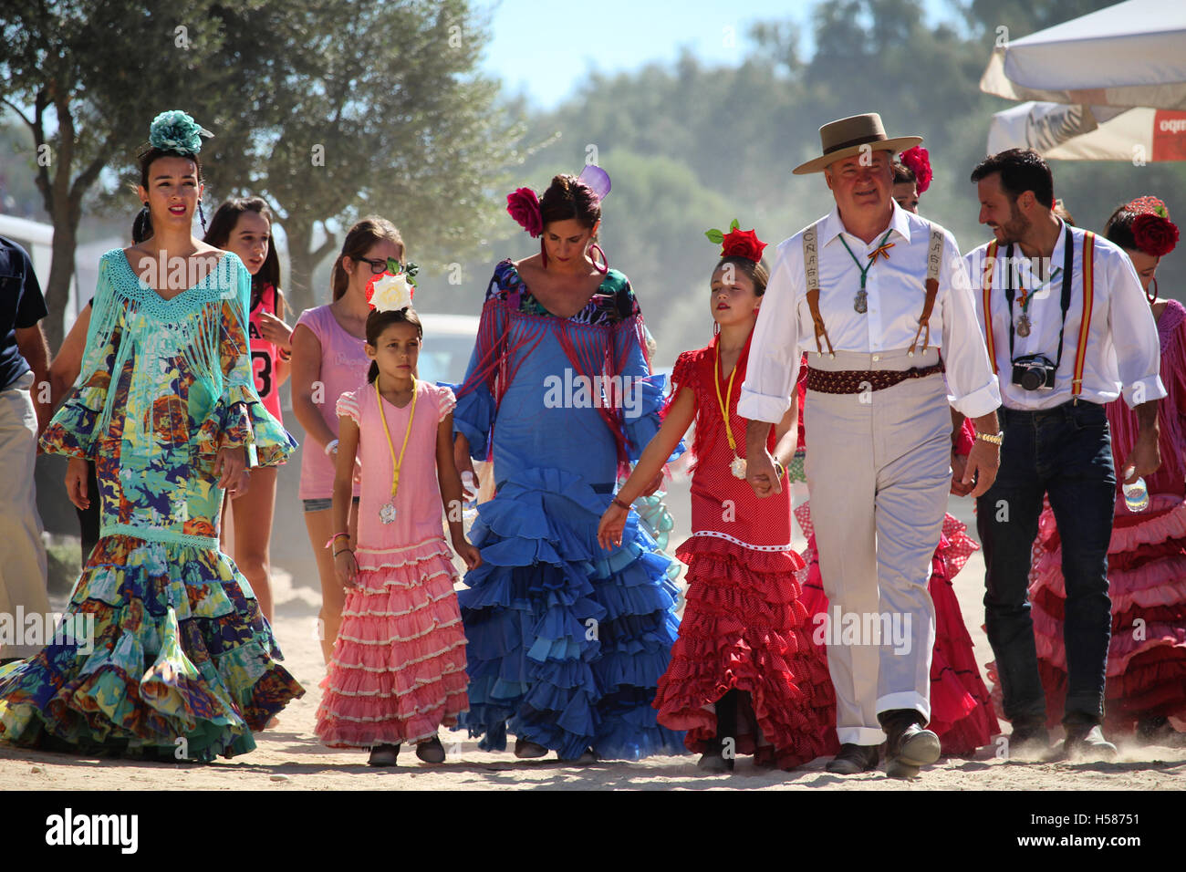 HUELVA/Spagna - 9 ottobre 2016: Piligrims in abiti colorati di andare alla domenica la santa messa presso il santuario di El Rocio Foto Stock