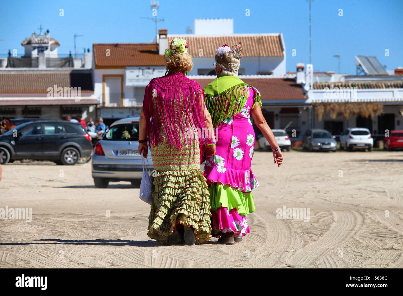 HUELVA/Spagna - 9 ottobre 2016: Piligrims in abiti colorati di andare alla domenica la santa messa presso il santuario di El Rocio Foto Stock