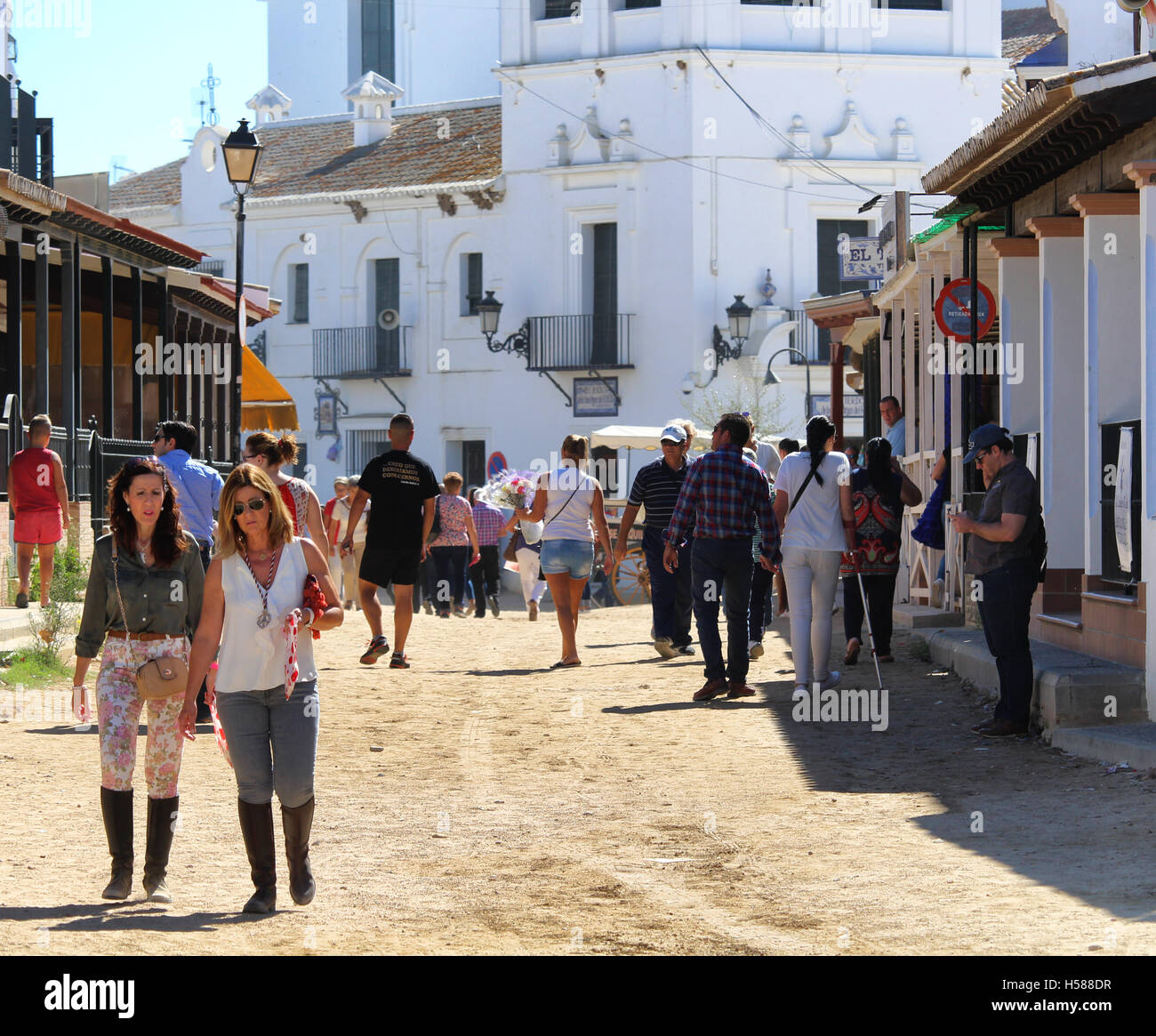 HUELVA/Spagna - 9 ottobre 2016: Piligrims andando alla domenica la santa messa presso il santuario di El Rocio Foto Stock