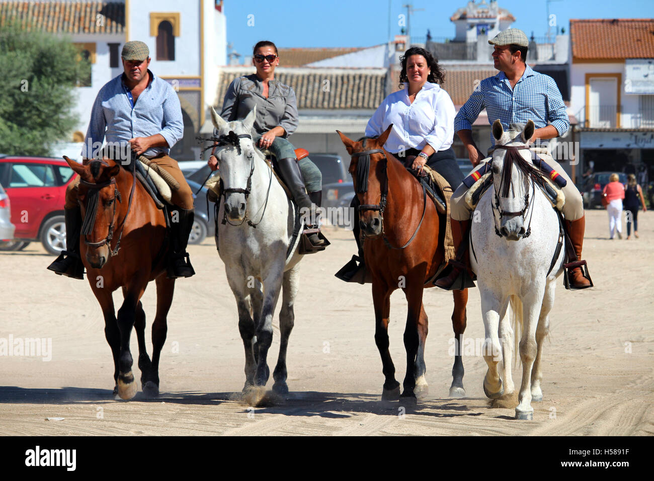 HUELVA/Spagna - 9 ottobre 2016: Piligrims cavalli sulla strada per il santuario di El Rocio per la domenica della Santa Messa Foto Stock