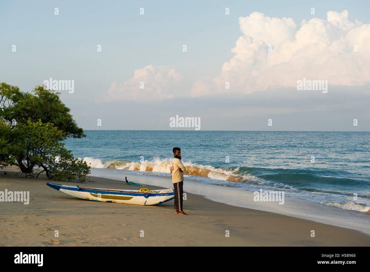 Pescatore sulla spiaggia, Kalpitiya penisola, Sri Lanka Foto Stock