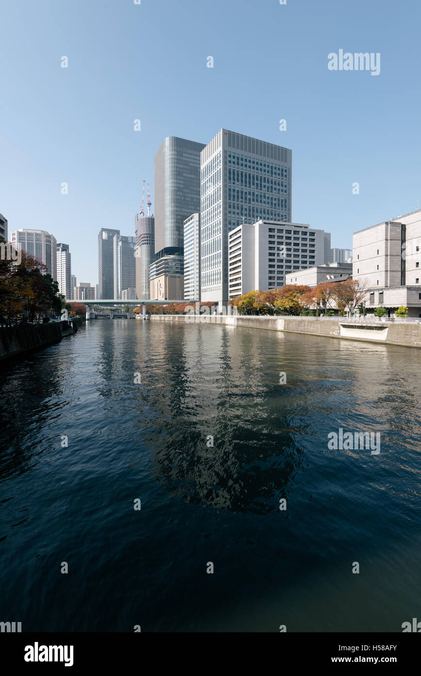 Osaka, Giappone - 30 Novembre 2015: Kyū-fiume Yodo e grattacieli del centro cittadino di Osaka, in Giappone. Osaka è una grande città portuale e comm Foto Stock