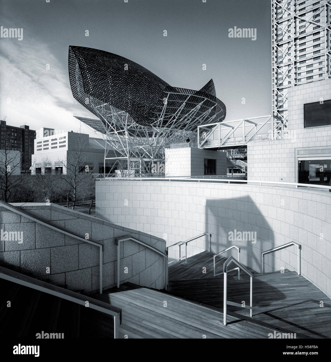 Frank Gehry scultura.il pesce. Architettura vista di raggruppamento a Barcellona Olimpic Port Square Foto Stock