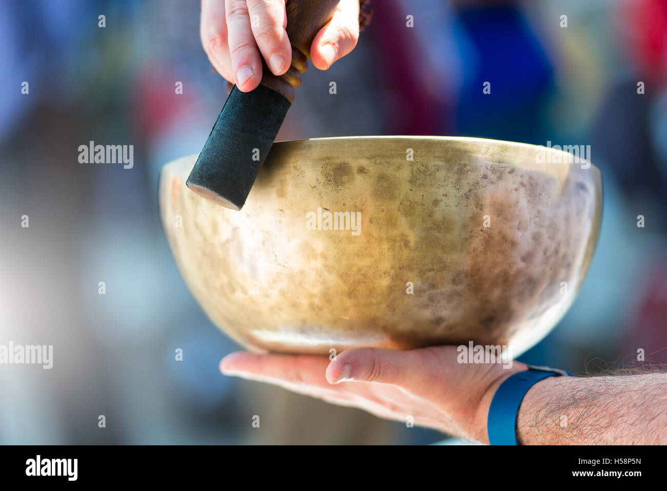 Giocare all'aperto campana tibetana in strada Foto Stock