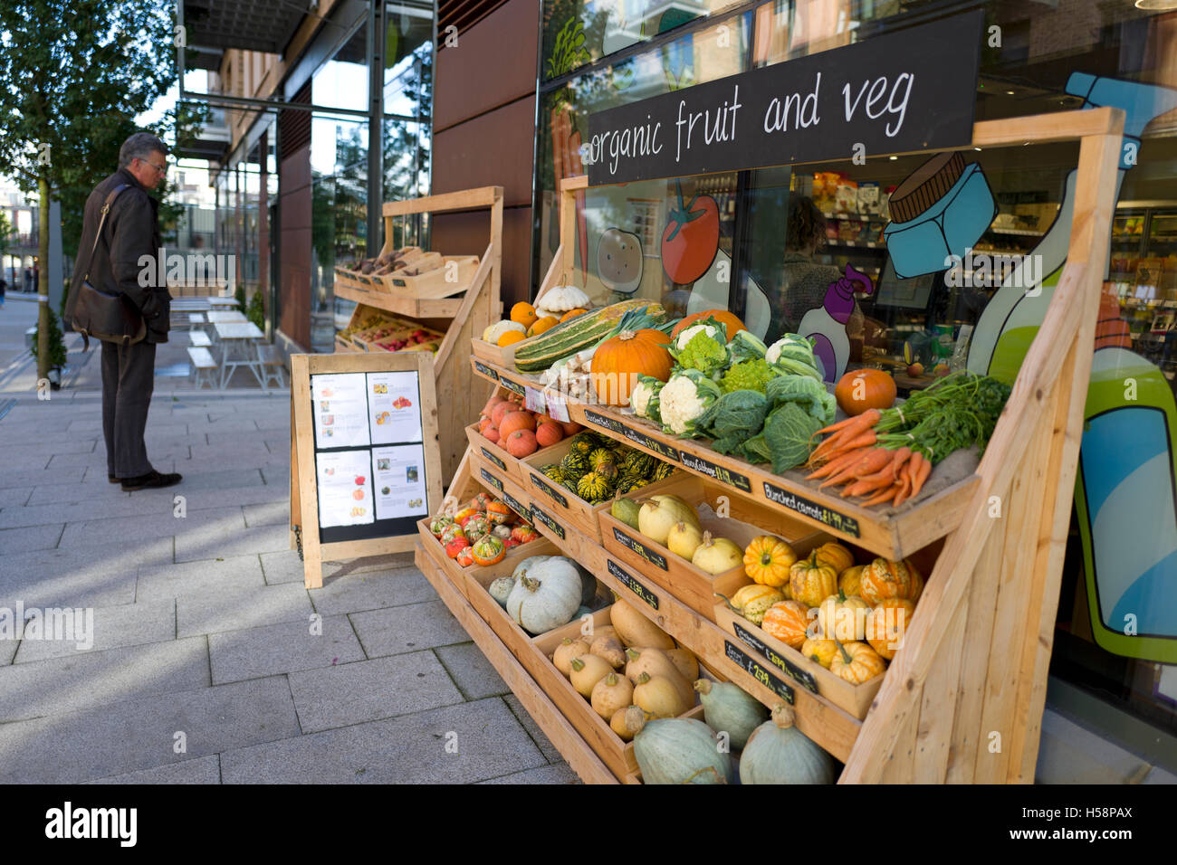 Frutta e verdura al di fuori di un negozio. Regno Unito Foto Stock