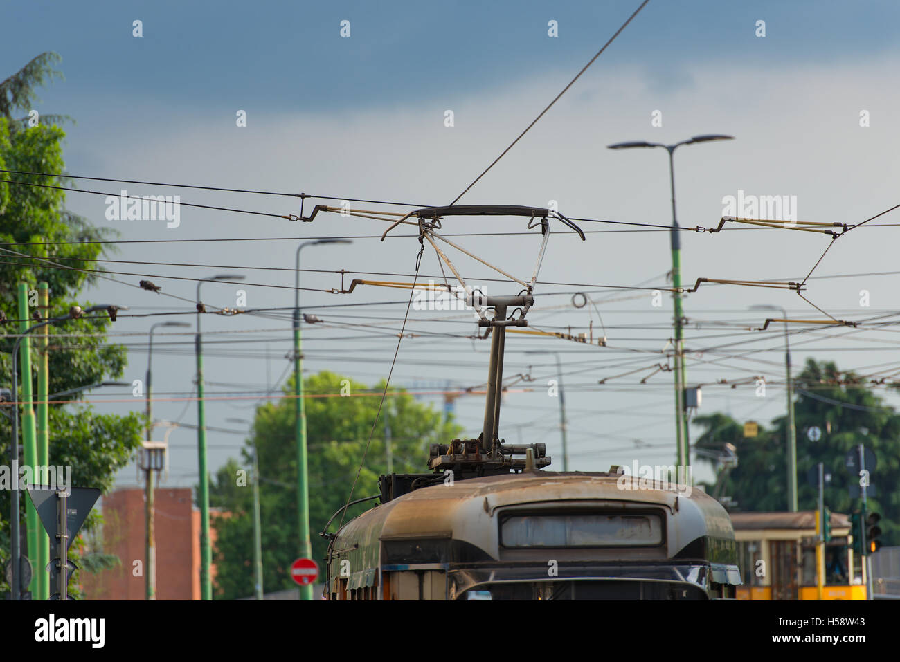 Il tram a Milano con la sua rete di fili Foto Stock