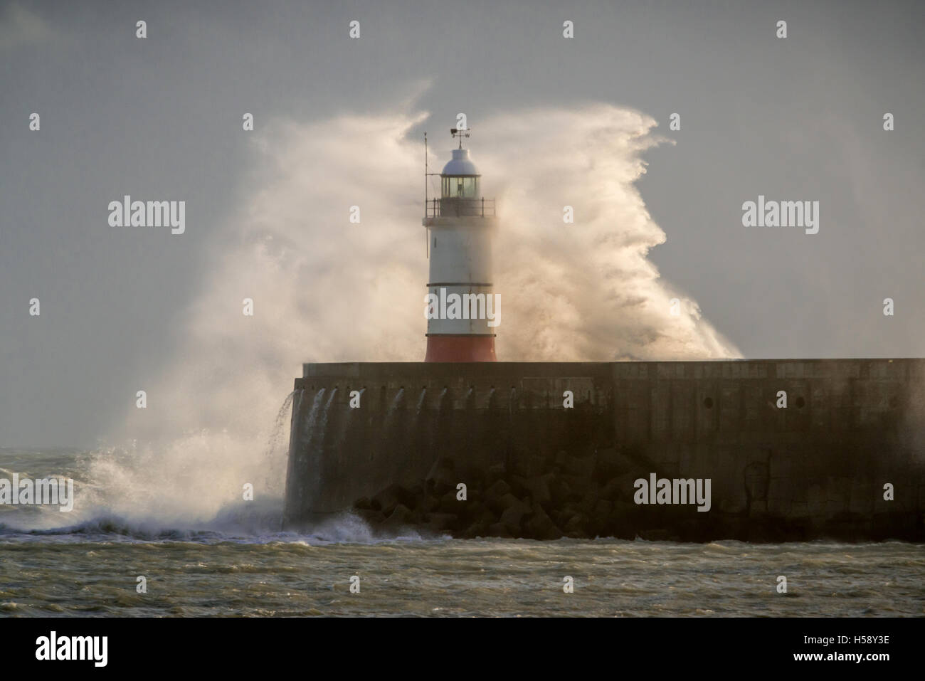 Onde percosse la parete del porto a Newhaven Foto Stock