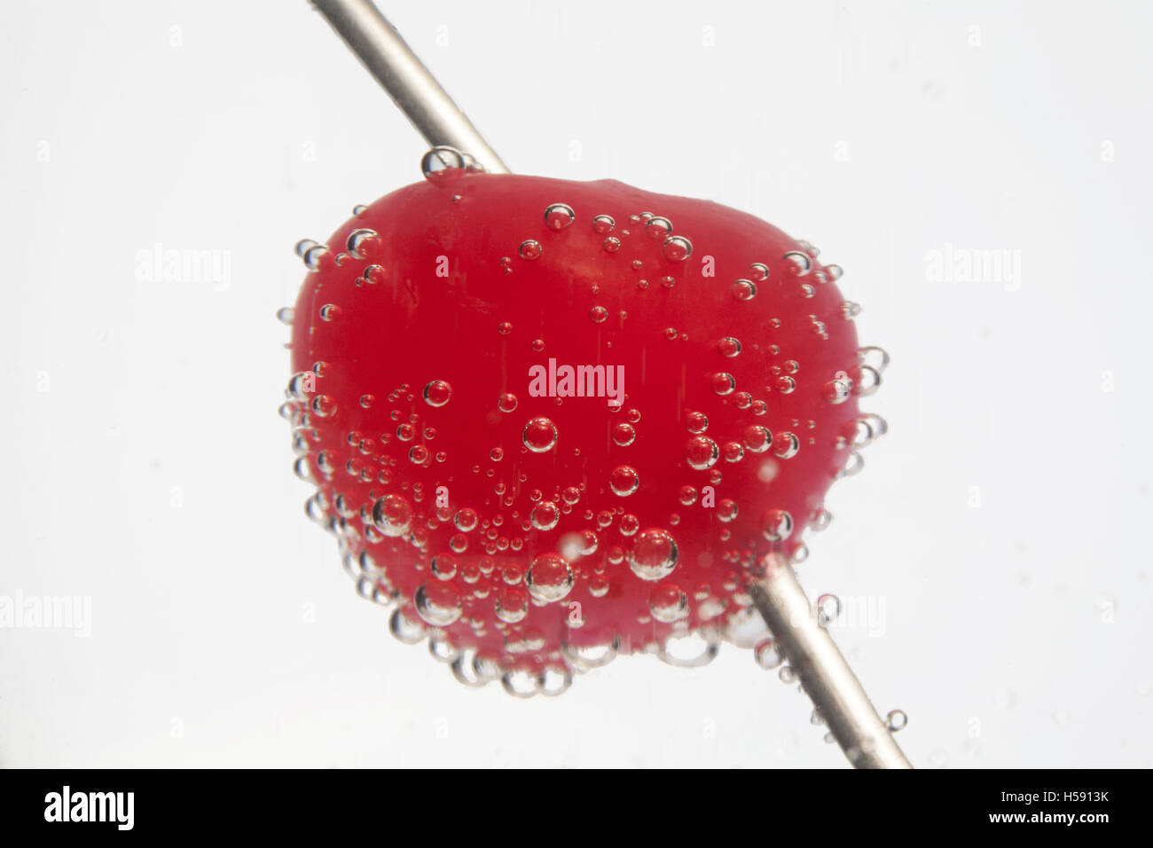 Ciliegie al Maraschino ricoperta in soda bolle di acqua Foto Stock