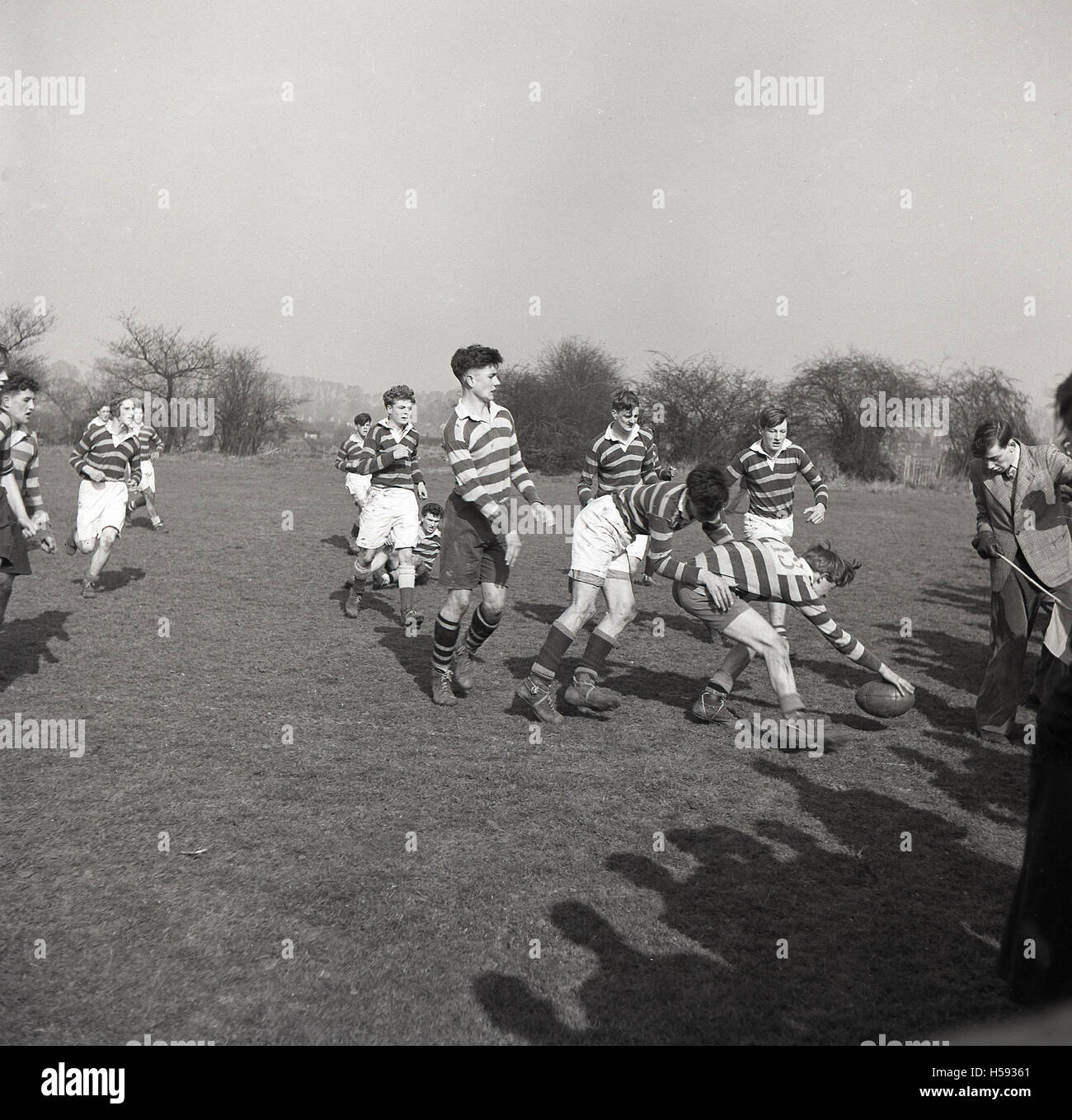 Degli anni Cinquanta, storico, giovani adulti giocando una partita di rugby,  un contatto con il team di sport che ha avuto origine in Inghilterra nel  XIX secolo Foto stock - Alamy